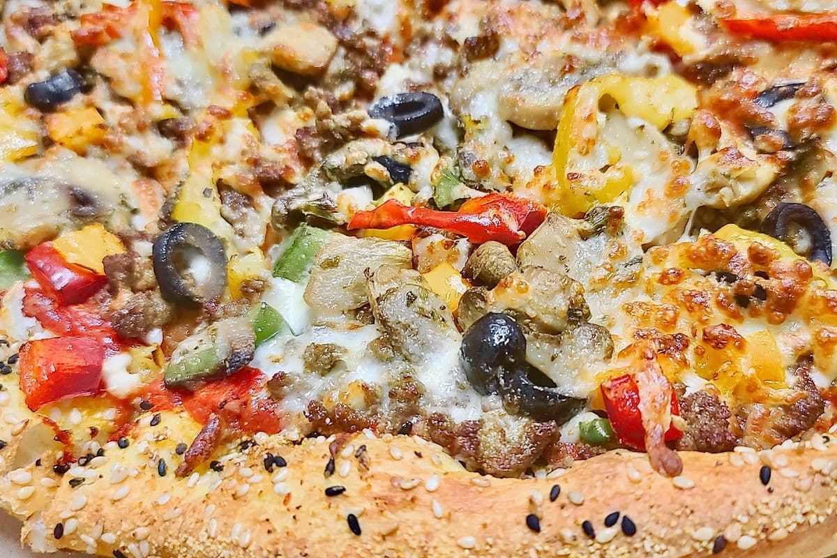 Medium 14. Mushroom or Beef Pizza