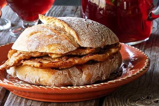 Bifana no Pao com cebolada