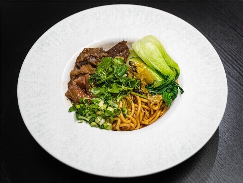 F04 Spicy Beef Shank & Tendon Dry Noodle (Spicy)(Peanut) 04 香辣半筋半肉乾拌麵(辣)(含花生)