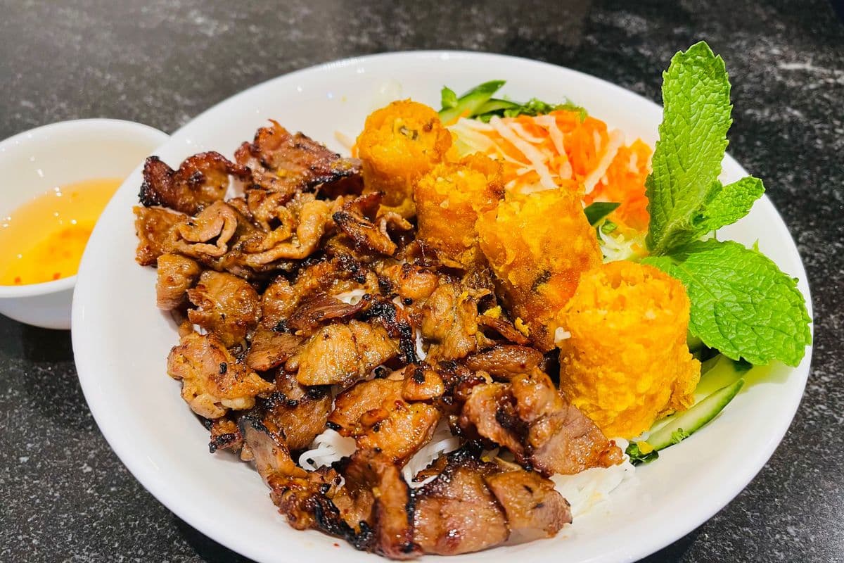 90. Pork Vermicelli Noodle With Spring Roll (Bún thịt nướng)