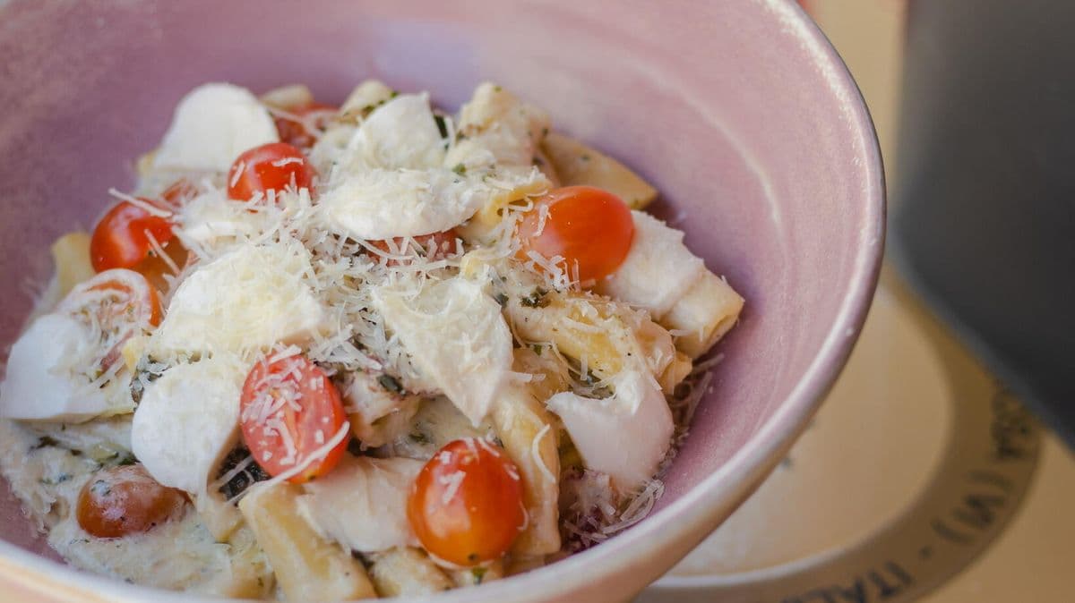 Tomates Cerises, Crème, Basilic, Lardons, Parmigiano, Mozzarella fraîche