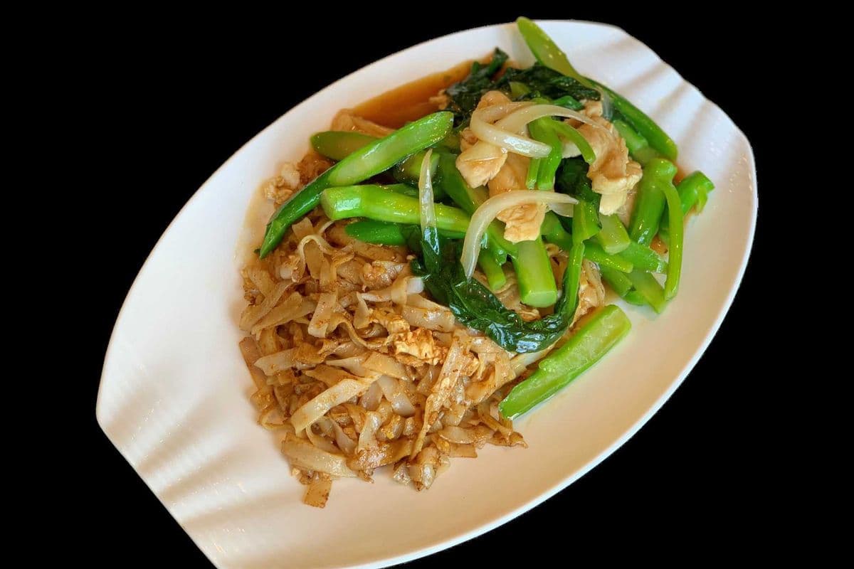 40. Fried Rice Noodle with Chicken and Gai Lan