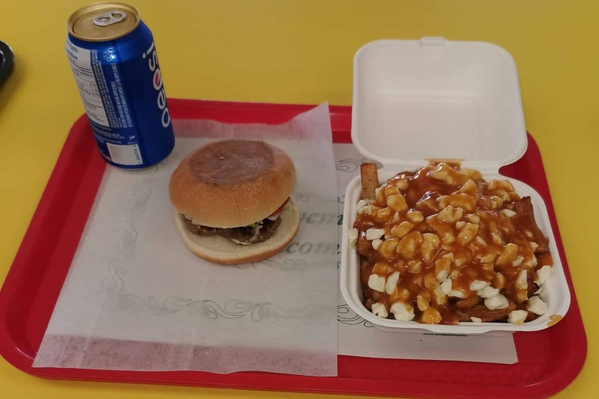 6. Trio avec un hamburger, poutine et boisson / Trio with One Hamburger, Poutine, and Beverage