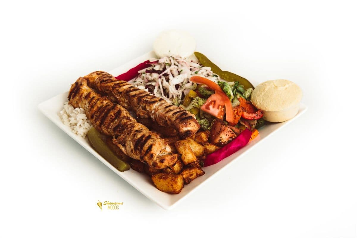Plat aux brochettes de poulet