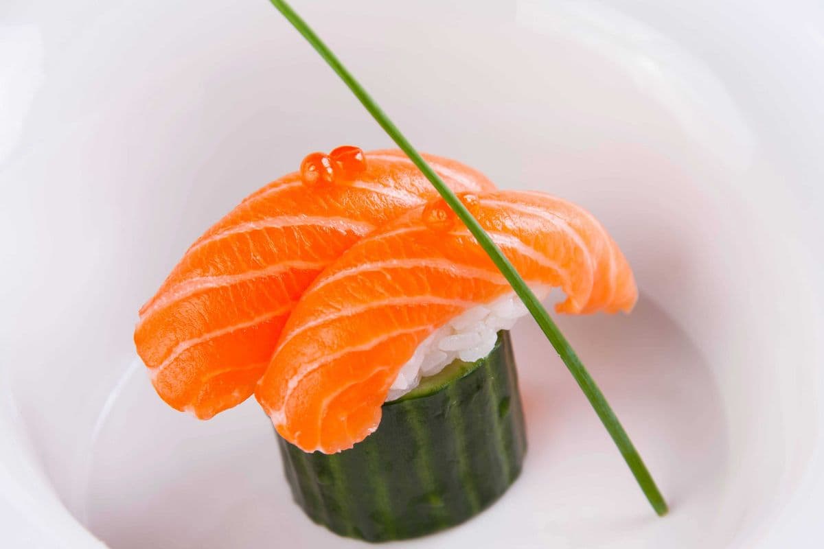 Salmon (Sake) Nigiri (2 pcs)