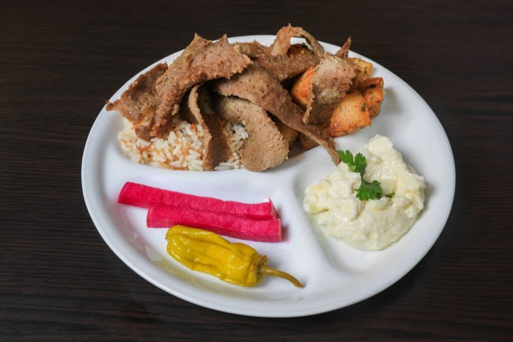 Assiette gyro bœuf et une salade