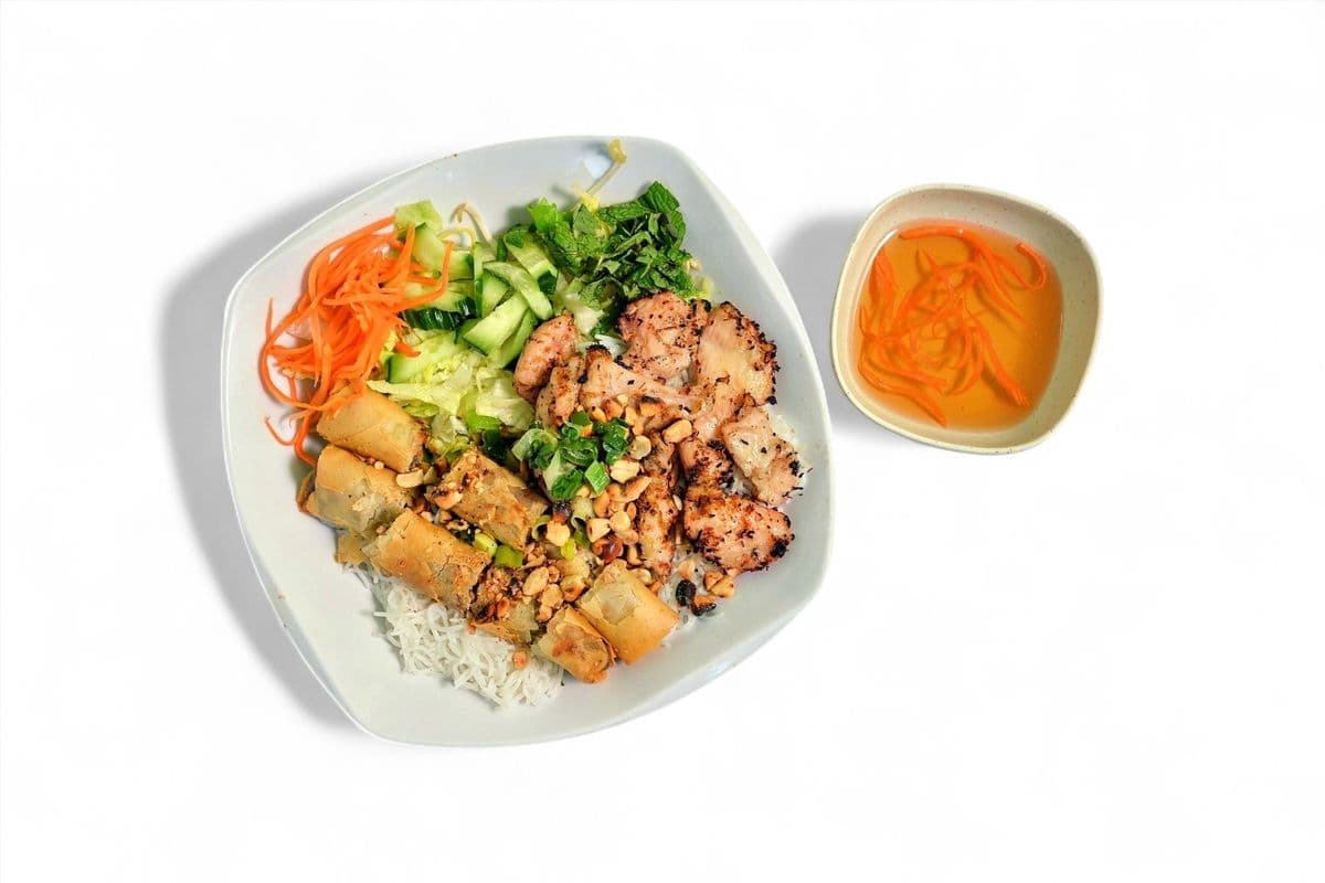 V70. Bún Gà Nướng Chả Giò
