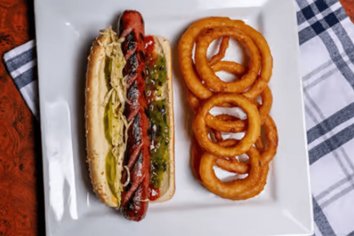 Un hotdog régulier vapeur trio avec frites / One Regular Steamed Hotdog Trio with Fries