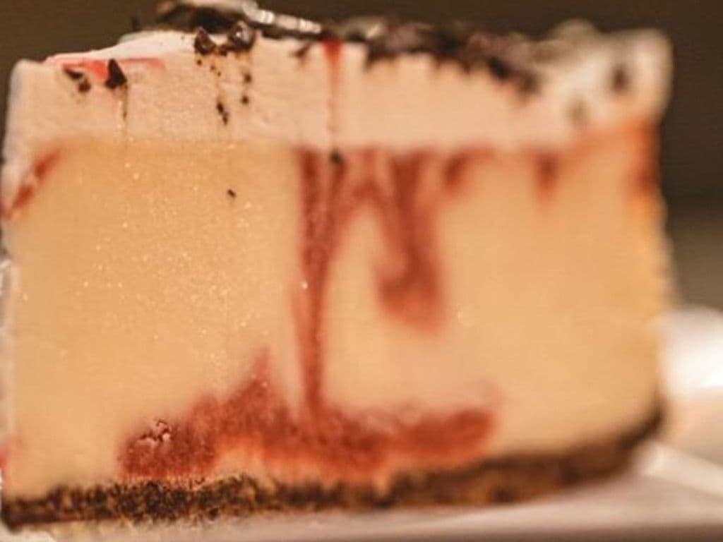 STRAWBERRY CHAMPAGNE CHEESECAKE (GF)