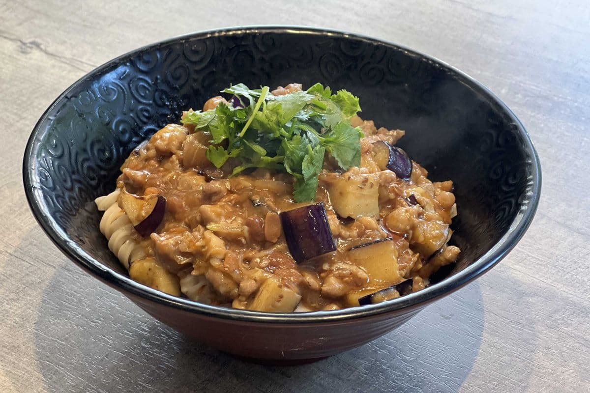 B14 Diced Eggplant w/ Five Spice Meat Sauce on Noodle 五香茄丁肉醬麵