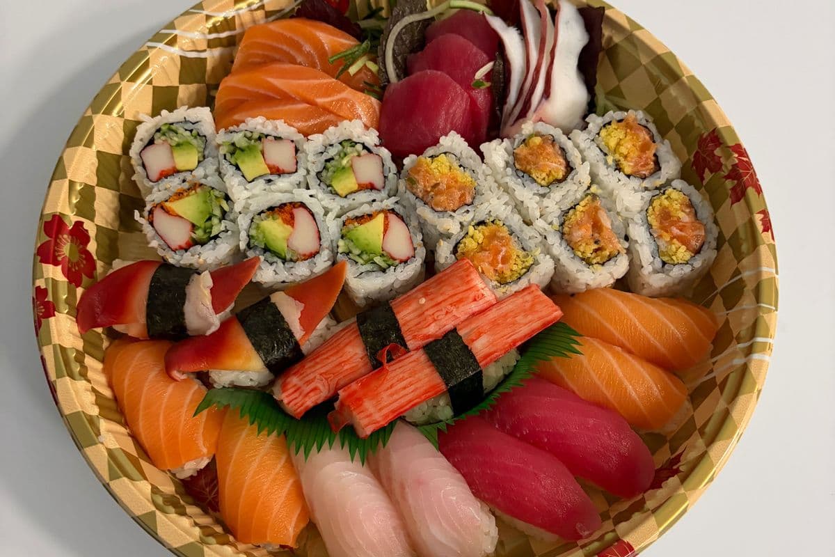 113. Sushi Sashimi and Roll Party Tray C (33pcs)