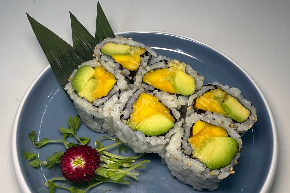 R16. Mango Avocado Crispy Roll (6 pcs) 牛油果芒果脆