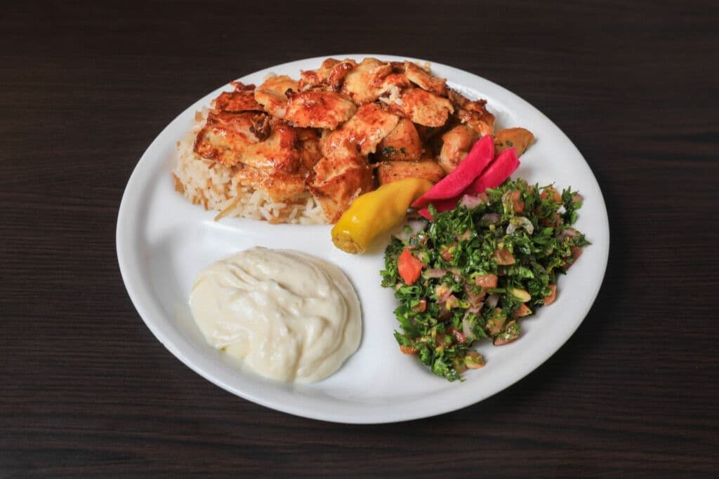 Assiette shish taouk et une salade