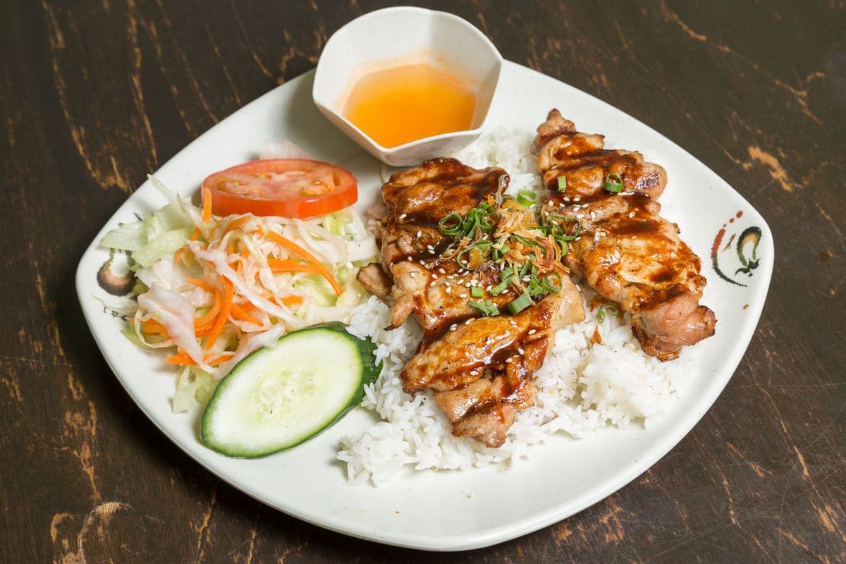 40. Plat de poulet grillé sur riz vapeur / Grilled Chicken on Steamed Rice Platter