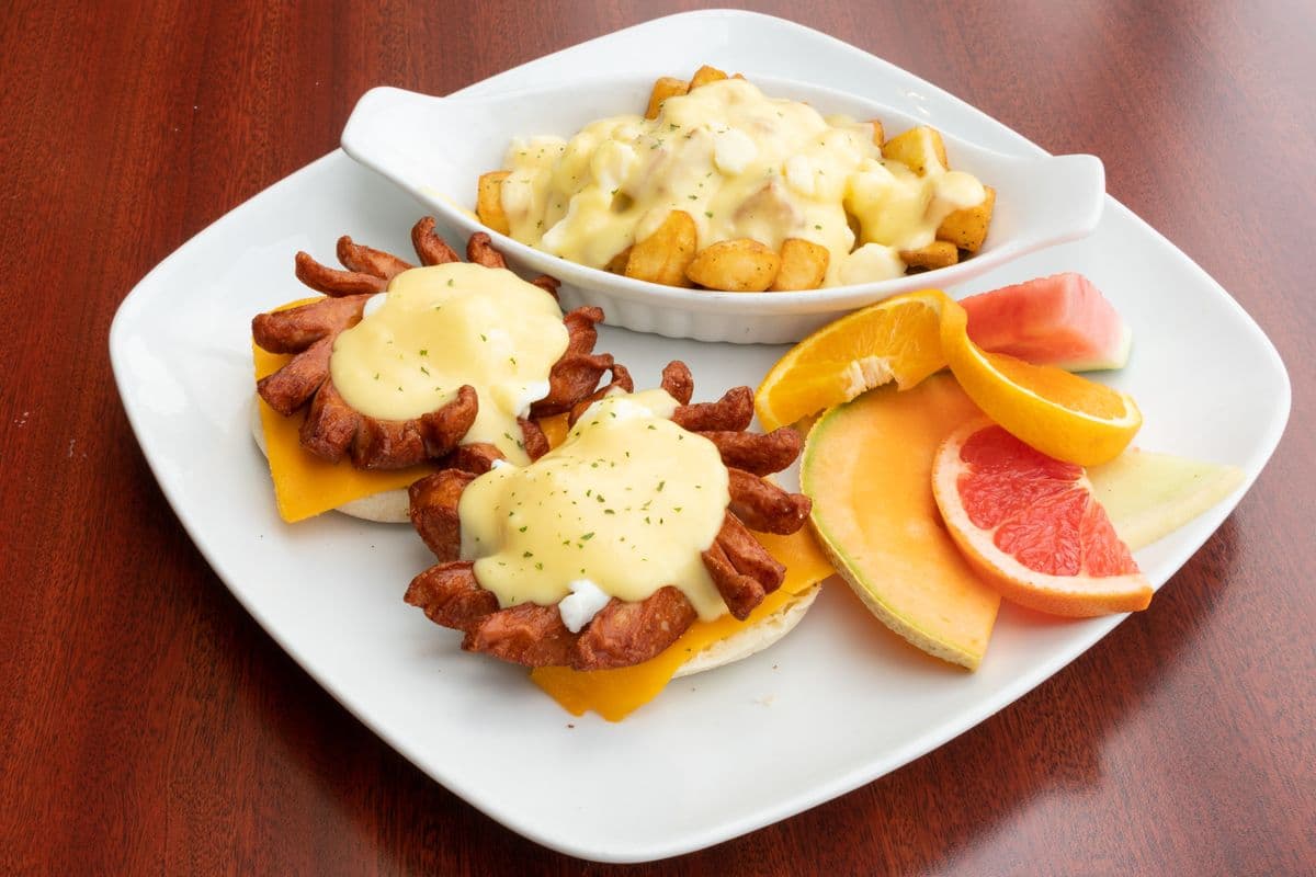 Oeufs bénédictines à la saucisse italienne avec fromage cheddar