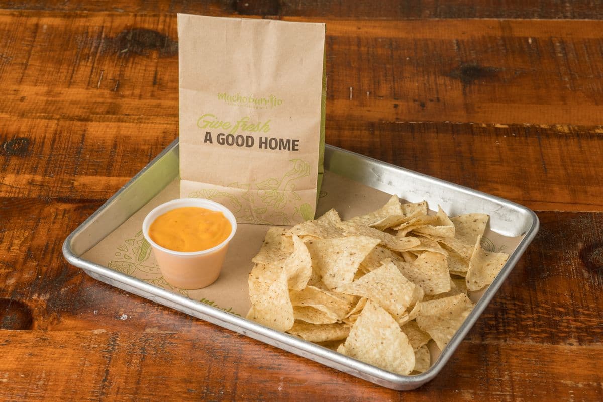 Croustilles et sauce Queso Blanco / Tortilla Chips with Queso Blanco