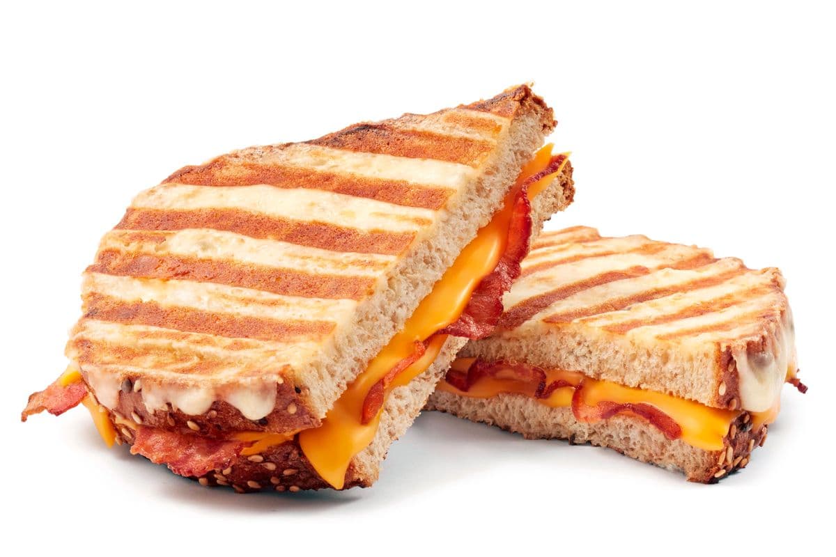 Sandwich gratiné au fromage fondu et bacon