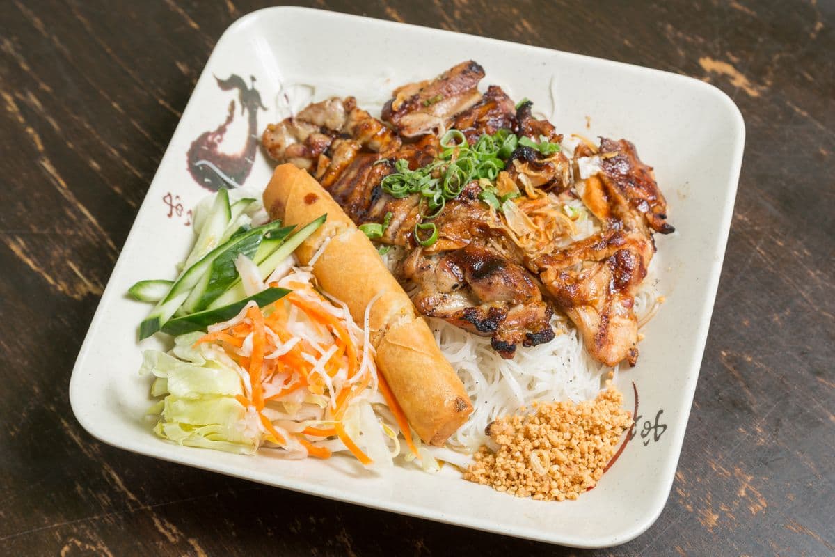 54. Plat de poulet grillé et rouleau impérial au poulet / Grilled Chicken and Chicken Imperial Roll Platter