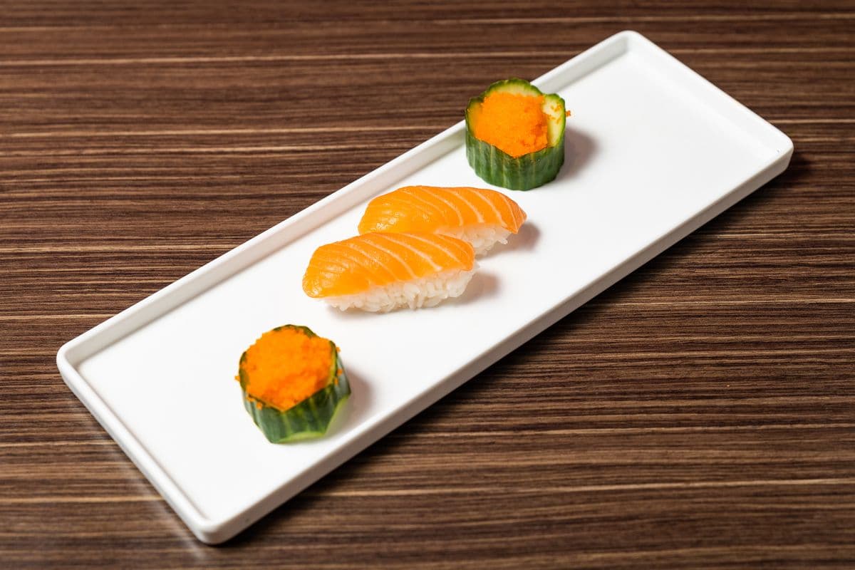 Salmon Sushi (2 pcs)