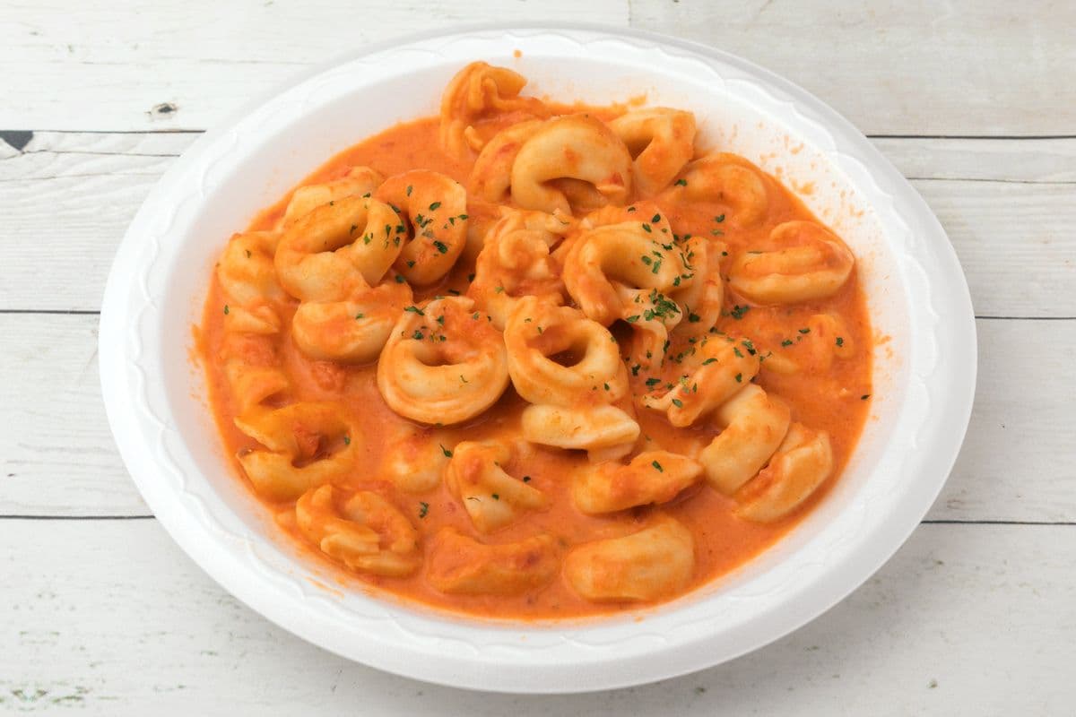 Tortellini farci au fromage et à la sauce rosée / Cheese-Stuffed Tortellini with Rosé Sauce
