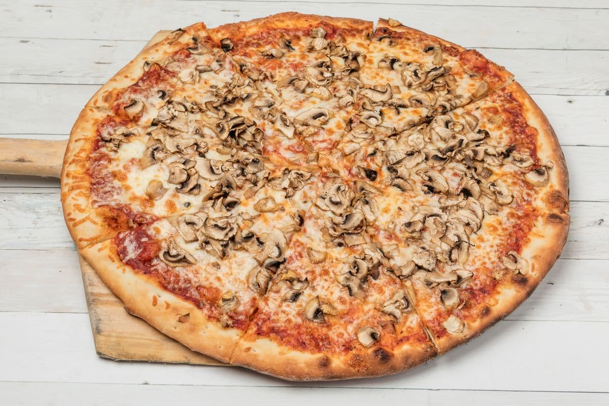 Pizza large aux champignons / Large Mushroom Pizza