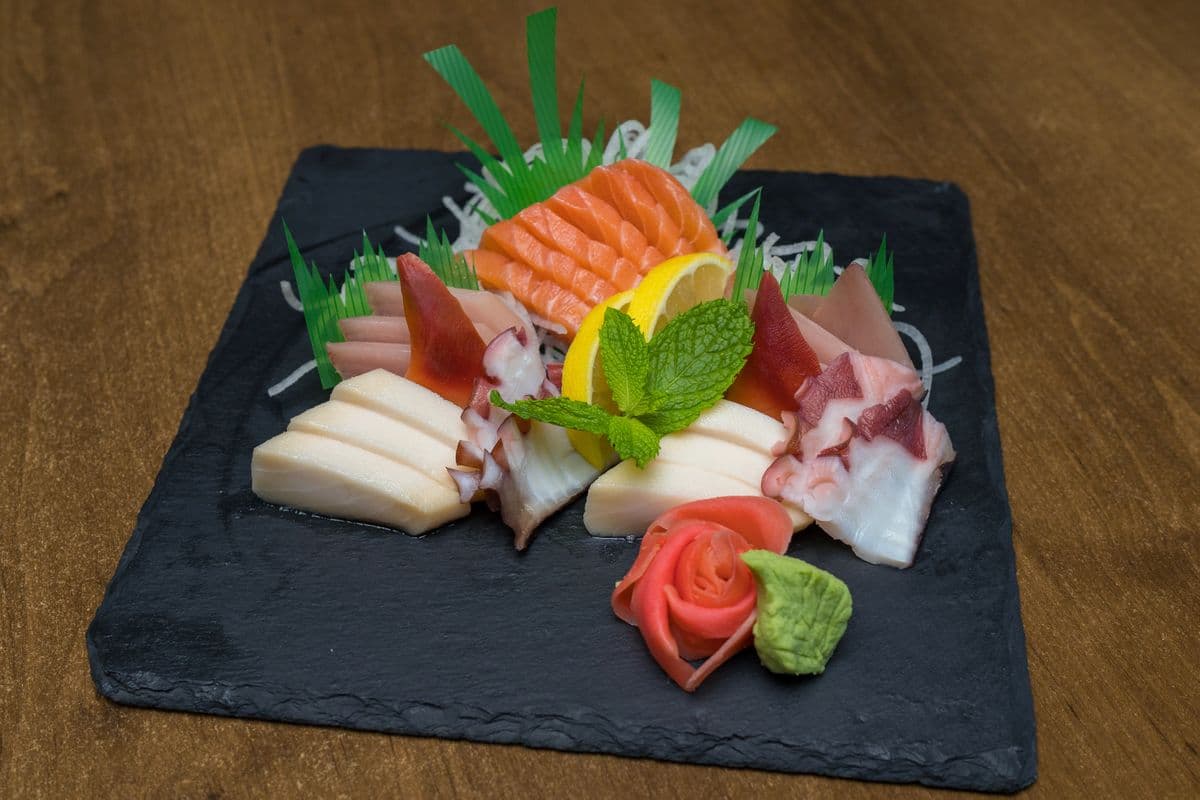 Assorted Sashimi (14 pcs)